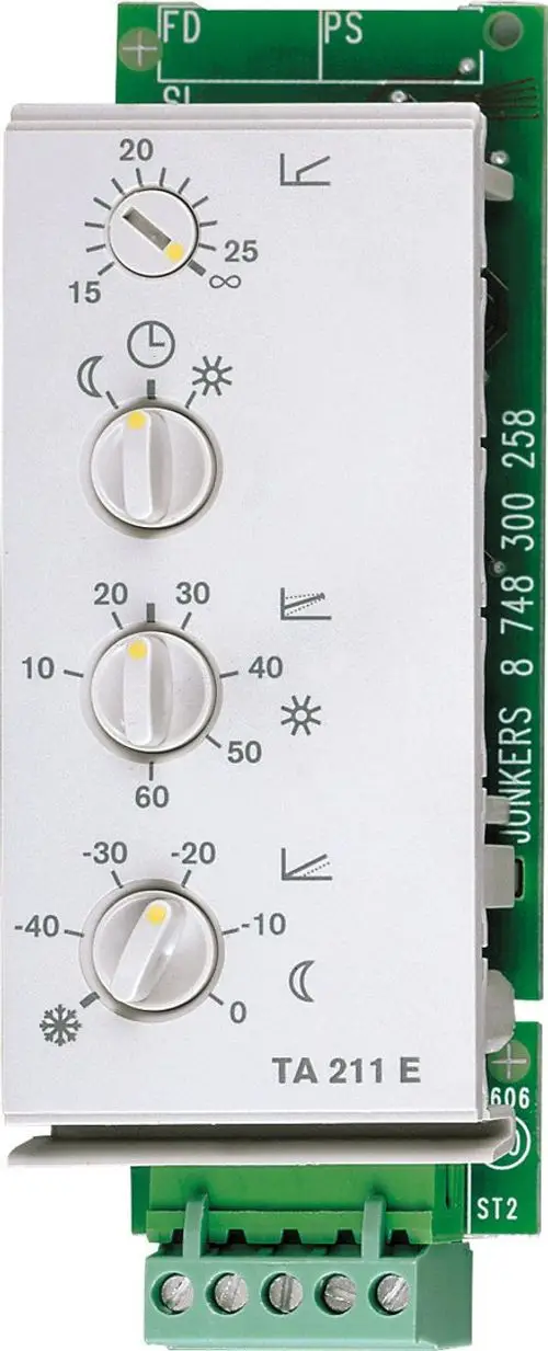 Thermostat von Bosch mit drei regulierbaren Drehknöpfen. Anzeige für Temperatur und Zeiteinstellungen. Gehäuse in weiß mit einer grünen Anschlussleiste unten.